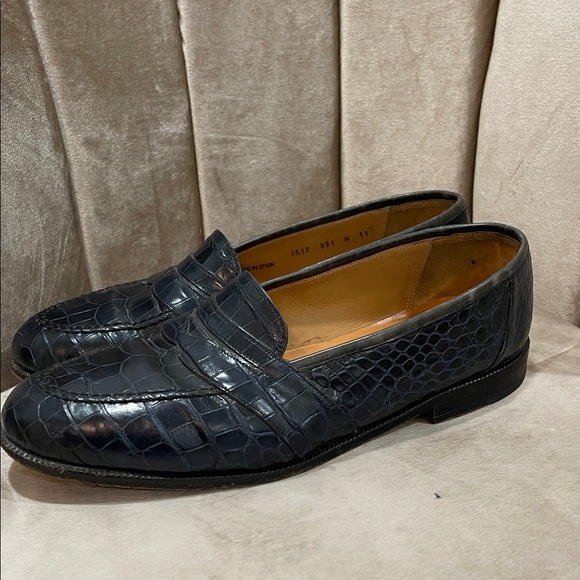 Black Crocodile Pattern Loafers main image 4